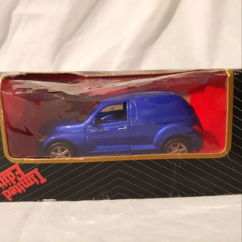 2000 LIMITED EDITION BLUE CHRYSLER PANEL CRUISER 1/39 SCALE DIECAST CAR